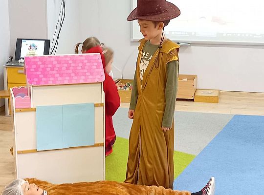 Gr. IV - Teatrzyk "Czerwony  Kapturek " w wykonaniu  dzieci