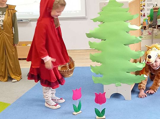 Gr. IV - Teatrzyk "Czerwony  Kapturek " w wykonaniu  dzieci