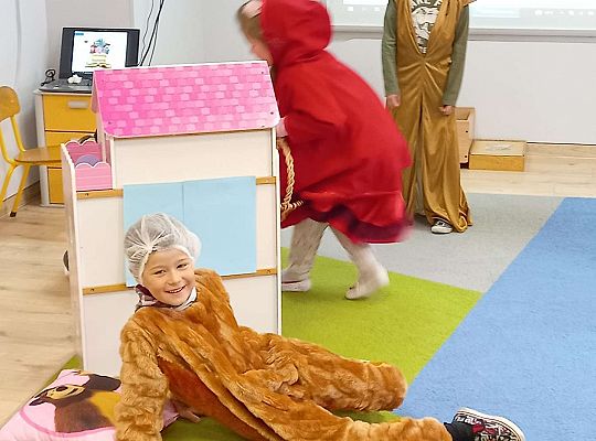 Gr. IV - Teatrzyk "Czerwony  Kapturek " w wykonaniu  dzieci