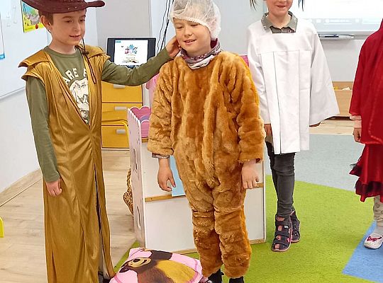 Gr. IV - Teatrzyk "Czerwony  Kapturek " w wykonaniu  dzieci