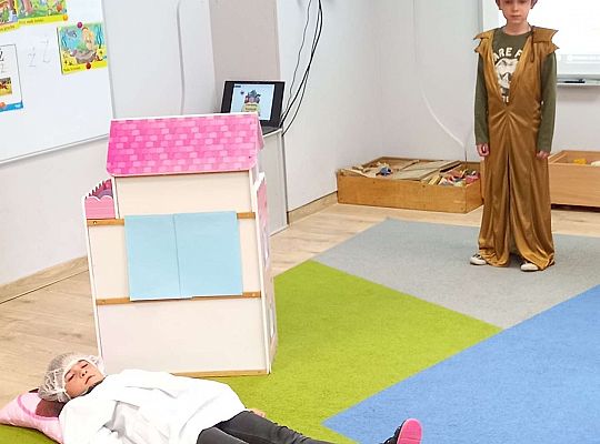 Gr. IV - Teatrzyk "Czerwony  Kapturek " w wykonaniu  dzieci