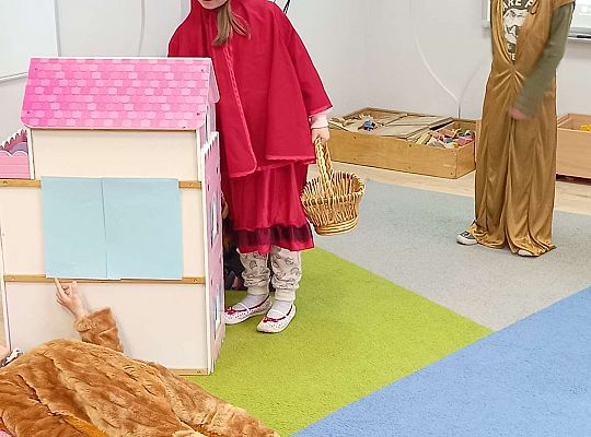 Gr. IV - Teatrzyk "Czerwony  Kapturek " w wykonaniu  dzieci