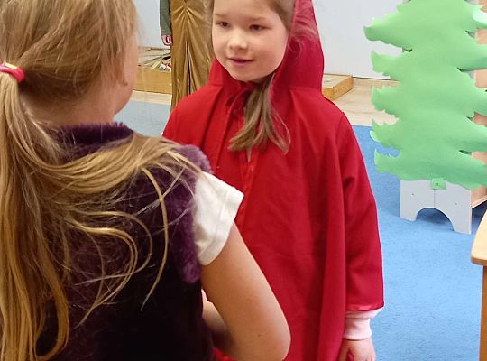 Gr. IV - Teatrzyk "Czerwony  Kapturek " w wykonaniu  dzieci