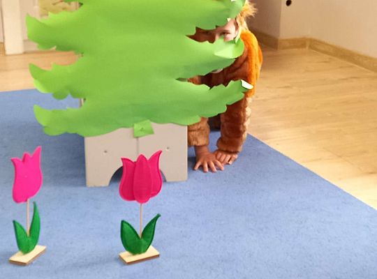 Gr. IV - Teatrzyk "Czerwony  Kapturek " w wykonaniu  dzieci