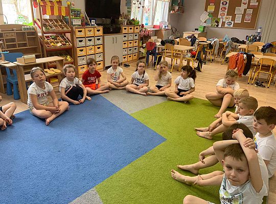 Gr. IV "Zdrowo jem, więc wiem!"- Aktywnie spędzamy czas- gry i zabawy ruchowe w sali