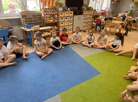 Gr. IV "Zdrowo jem, więc wiem!"- Aktywnie spędzamy czas- gry i zabawy ruchowe w sali