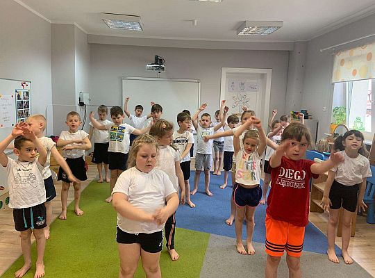 Gr. IV "Zdrowo jem, więc wiem!"- Aktywnie spędzamy czas- gry i zabawy ruchowe w sali