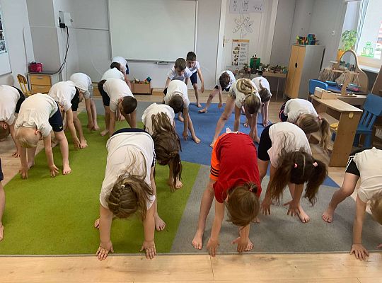 Gr. IV "Zdrowo jem, więc wiem!"- Aktywnie spędzamy czas- gry i zabawy ruchowe w sali