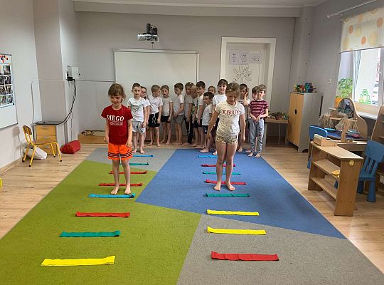 Gr. IV "Zdrowo jem, więc wiem!"- Aktywnie spędzamy czas- gry i zabawy ruchowe w sali