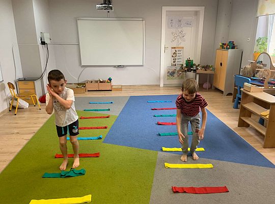 Gr. IV "Zdrowo jem, więc wiem!"- Aktywnie spędzamy czas- gry i zabawy ruchowe w sali