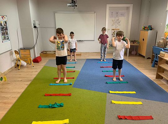 Gr. IV "Zdrowo jem, więc wiem!"- Aktywnie spędzamy czas- gry i zabawy ruchowe w sali