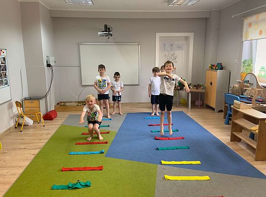 Gr. IV "Zdrowo jem, więc wiem!"- Aktywnie spędzamy czas- gry i zabawy ruchowe w sali