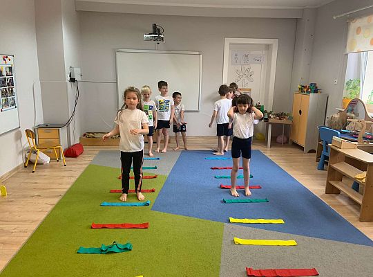 Gr. IV "Zdrowo jem, więc wiem!"- Aktywnie spędzamy czas- gry i zabawy ruchowe w sali