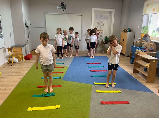 Gr. IV "Zdrowo jem, więc wiem!"- Aktywnie spędzamy czas- gry i zabawy ruchowe w sali