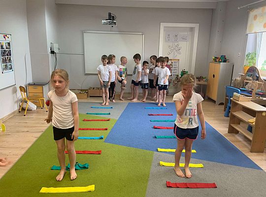 Gr. IV "Zdrowo jem, więc wiem!"- Aktywnie spędzamy czas- gry i zabawy ruchowe w sali