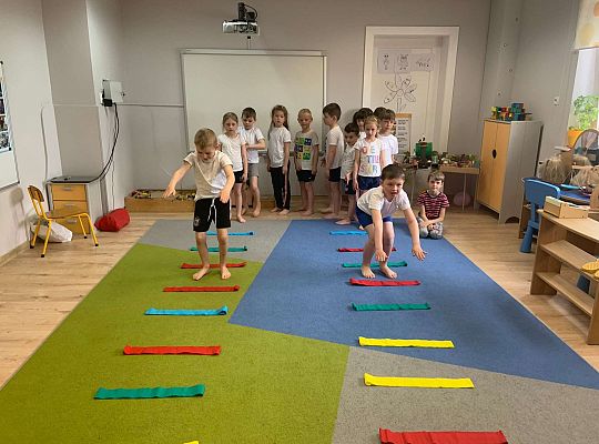 Gr. IV "Zdrowo jem, więc wiem!"- Aktywnie spędzamy czas- gry i zabawy ruchowe w sali