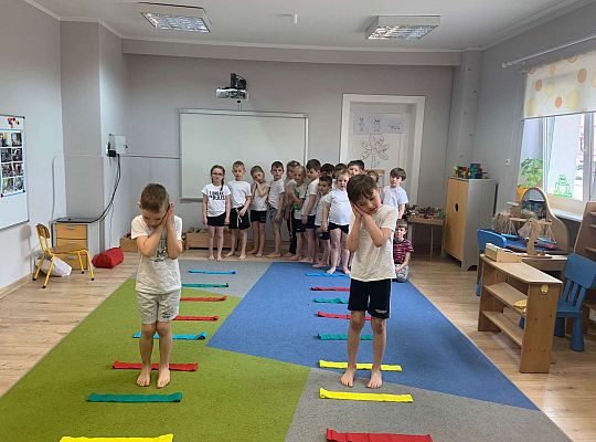 Gr. IV "Zdrowo jem, więc wiem!"- Aktywnie spędzamy czas- gry i zabawy ruchowe w sali