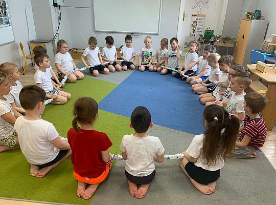 Gr. IV "Zdrowo jem, więc wiem!"- Aktywnie spędzamy czas- gry i zabawy ruchowe w sali