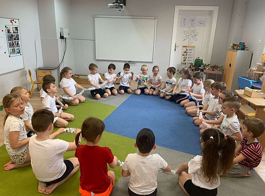 Gr. IV "Zdrowo jem, więc wiem!"- Aktywnie spędzamy czas- gry i zabawy ruchowe w sali