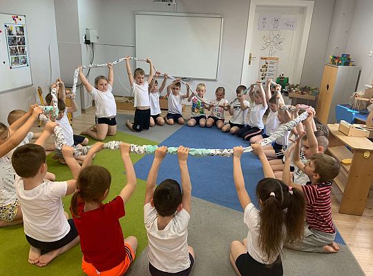 Gr. IV "Zdrowo jem, więc wiem!"- Aktywnie spędzamy czas- gry i zabawy ruchowe w sali