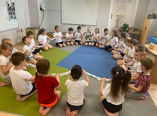 Gr. IV "Zdrowo jem, więc wiem!"- Aktywnie spędzamy czas- gry i zabawy ruchowe w sali