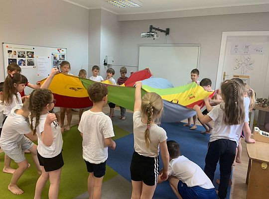 Gr. IV "Zdrowo jem, więc wiem!"- Aktywnie spędzamy czas- gry i zabawy ruchowe w sali