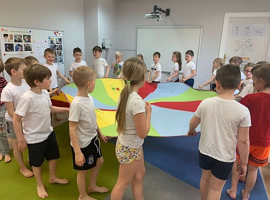 Gr. IV "Zdrowo jem, więc wiem!"- Aktywnie spędzamy czas- gry i zabawy ruchowe w sali