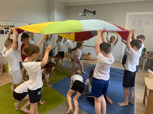 Gr. IV "Zdrowo jem, więc wiem!"- Aktywnie spędzamy czas- gry i zabawy ruchowe w sali