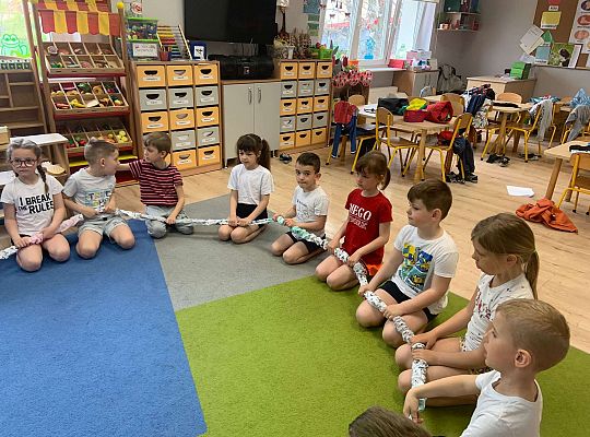 Gr. IV "Zdrowo jem, więc wiem!"- Aktywnie spędzamy czas- gry i zabawy ruchowe w sali