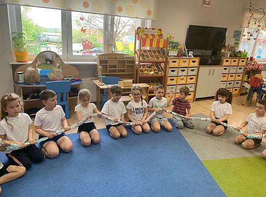 Gr. IV "Zdrowo jem, więc wiem!"- Aktywnie spędzamy czas- gry i zabawy ruchowe w sali