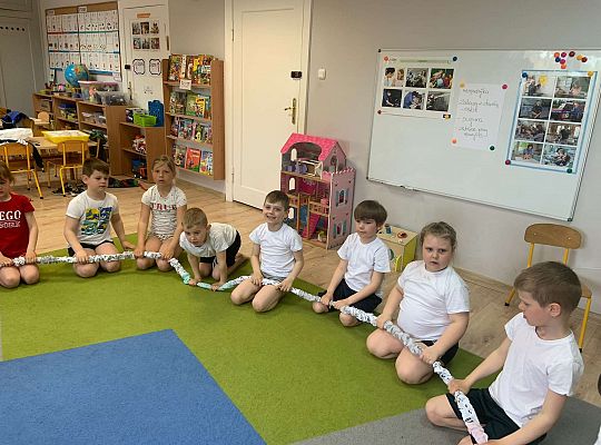 Gr. IV "Zdrowo jem, więc wiem!"- Aktywnie spędzamy czas- gry i zabawy ruchowe w sali