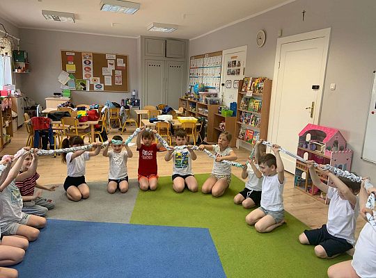 Gr. IV "Zdrowo jem, więc wiem!"- Aktywnie spędzamy czas- gry i zabawy ruchowe w sali