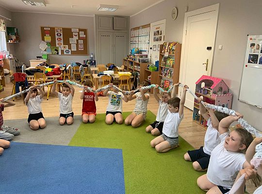 Gr. IV "Zdrowo jem, więc wiem!"- Aktywnie spędzamy czas- gry i zabawy ruchowe w sali