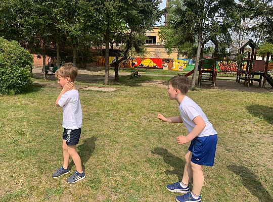 Gr. IV Ćwiczenia gimnastyczne na placu przedszkolnym