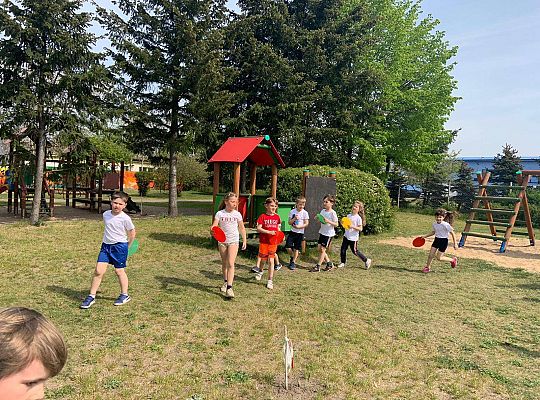 Gr. IV Ćwiczenia gimnastyczne na placu przedszkolnym