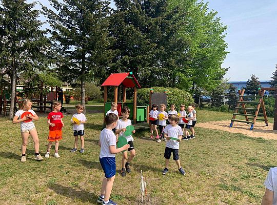 Gr. IV Ćwiczenia gimnastyczne na placu przedszkolnym