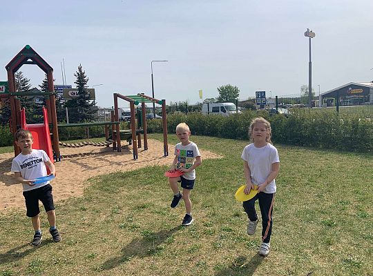 Gr. IV Ćwiczenia gimnastyczne na placu przedszkolnym