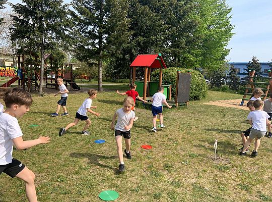Gr. IV Ćwiczenia gimnastyczne na placu przedszkolnym