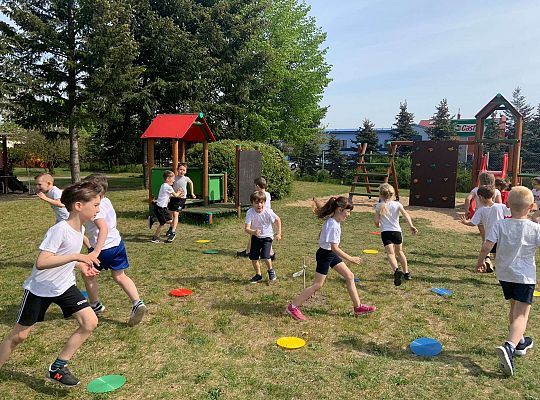 Gr. IV Ćwiczenia gimnastyczne na placu przedszkolnym