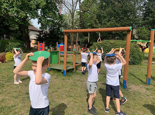 Gr. IV Ćwiczenia gimnastyczne na placu przedszkolnym