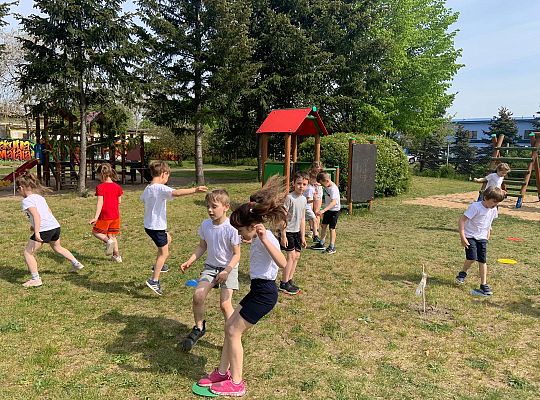 Gr. IV Ćwiczenia gimnastyczne na placu przedszkolnym