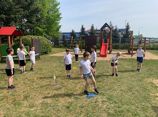 Gr. IV Ćwiczenia gimnastyczne na placu przedszkolnym