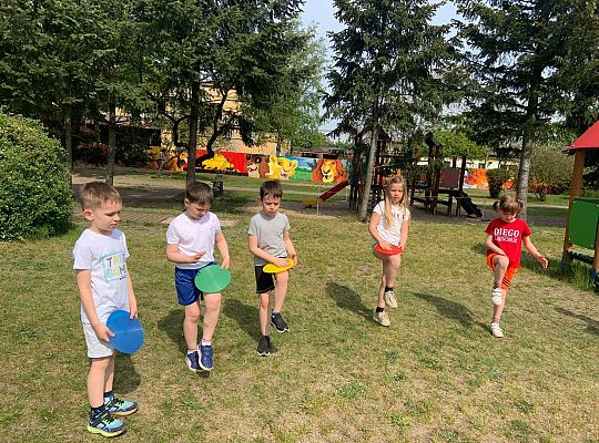 Gr. IV Ćwiczenia gimnastyczne na placu przedszkolnym