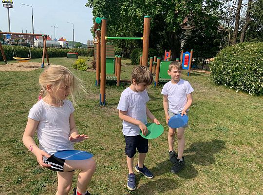 Gr. IV Ćwiczenia gimnastyczne na placu przedszkolnym