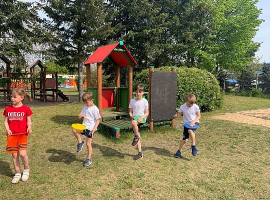 Gr. IV Ćwiczenia gimnastyczne na placu przedszkolnym