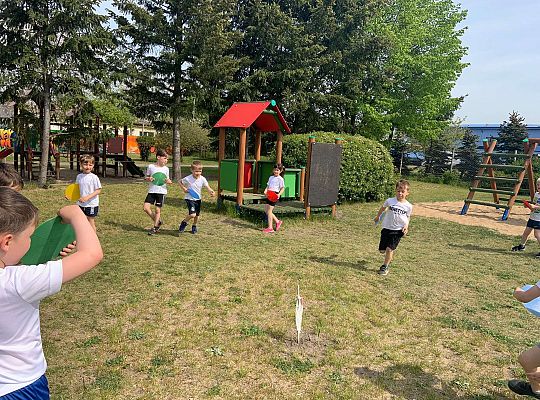 Gr. IV Ćwiczenia gimnastyczne na placu przedszkolnym