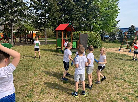 Gr. IV Ćwiczenia gimnastyczne na placu przedszkolnym