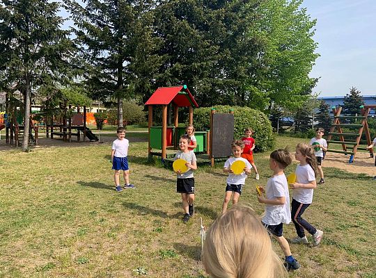 Gr. IV Ćwiczenia gimnastyczne na placu przedszkolnym