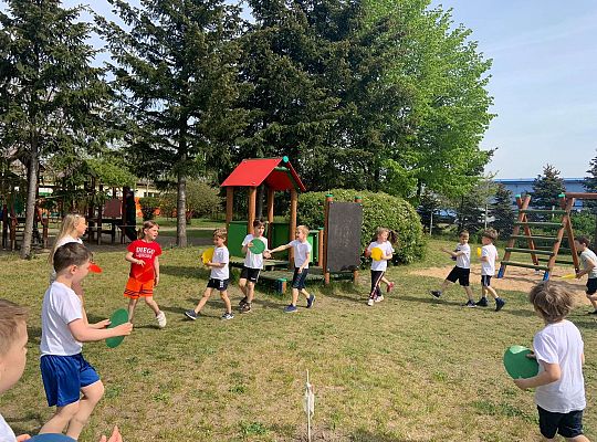 Gr. IV Ćwiczenia gimnastyczne na placu przedszkolnym