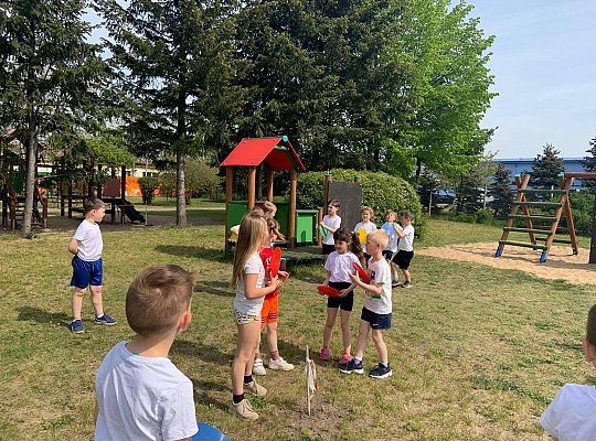 Gr. IV Ćwiczenia gimnastyczne na placu przedszkolnym